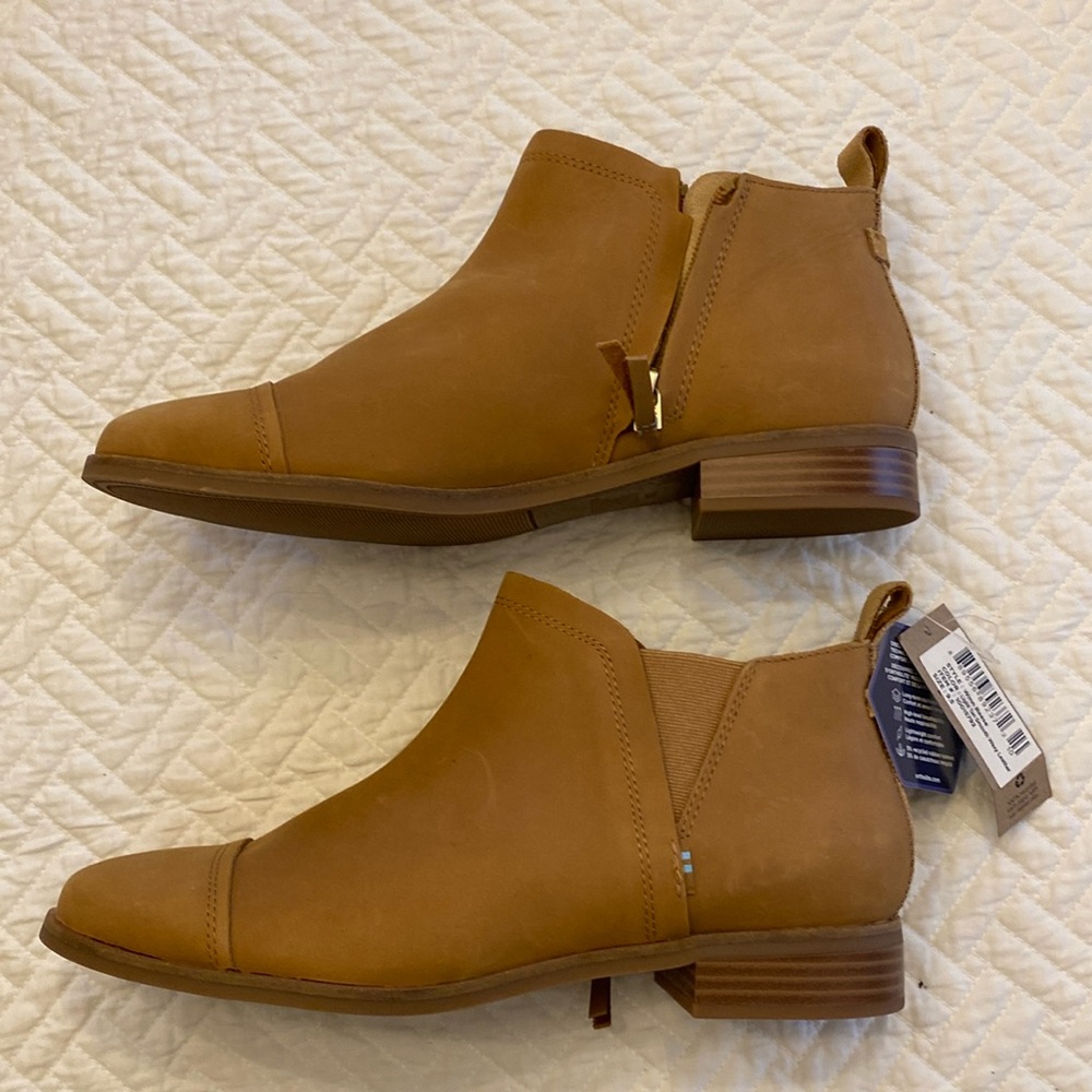 Womens Toms Reese heeled boot. Size 9.5 tan brand new with tags Ortho lite